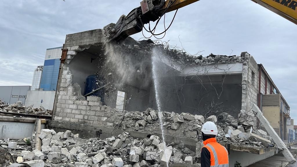 Csarnok bontás Liebherr kotrógéppel – Bács-Kiskun megye