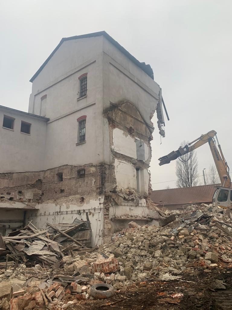 Gépi épületbontás Liebherr kotróval – FKH Bontás
