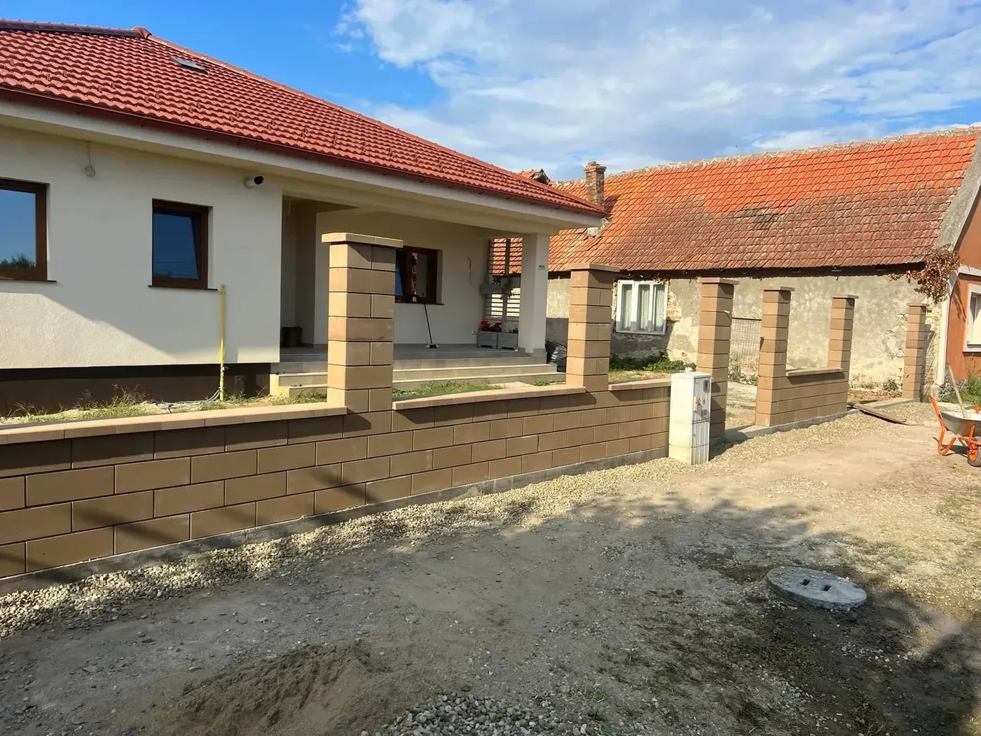 Barna díszzsalukő lábazatos kerítés – családi ház – részlet 2