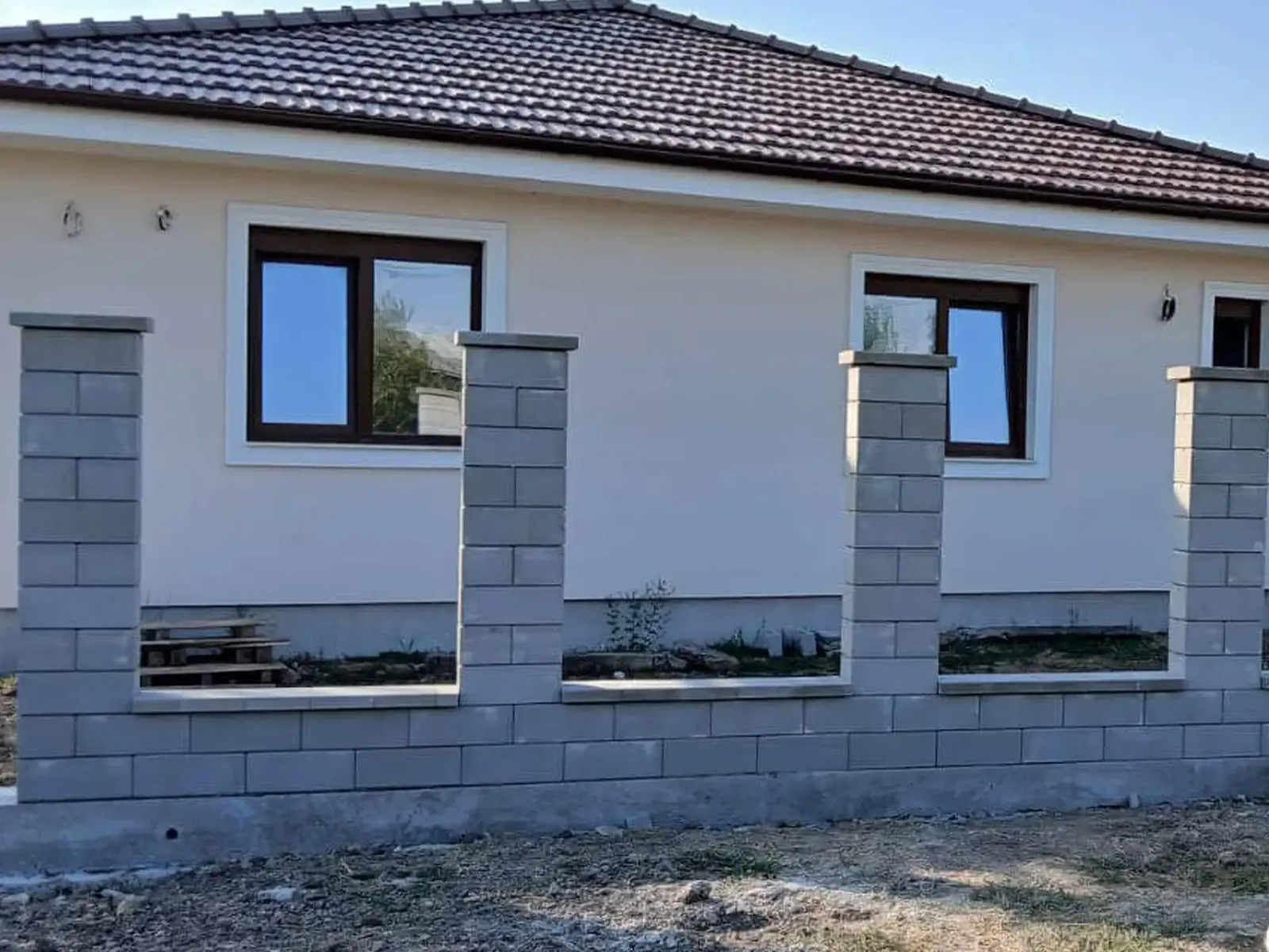 Zsalukő lábazat és pillérek építése – kivitelezési fázisok – részlet 3