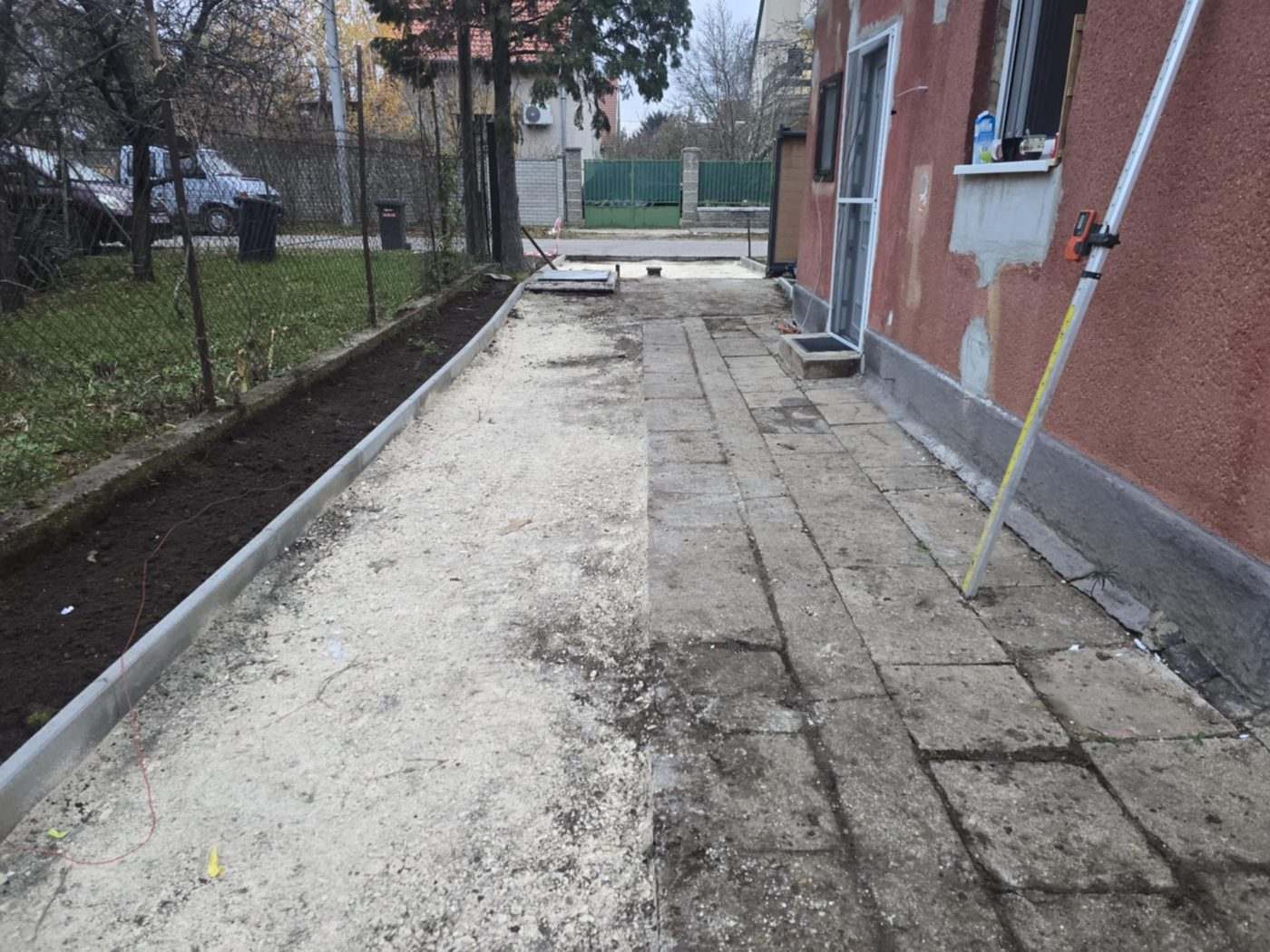 Hólapát és seprű térkő burkolat takarításához