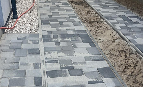 Antracit térkő burkolat kocsibeállón – FKH Térkövezés